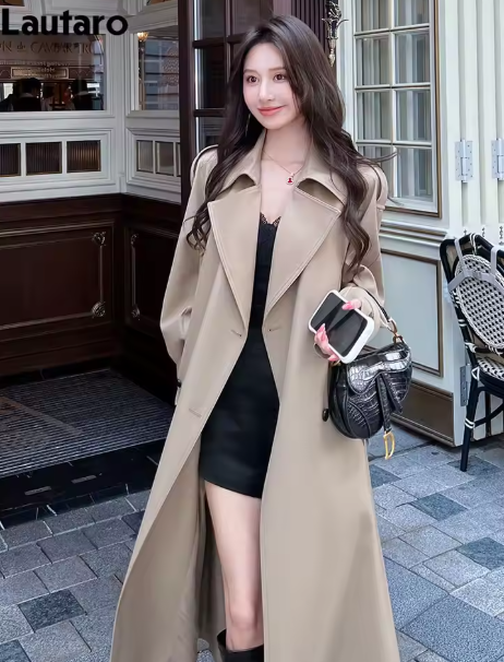 Lautaro 2026 春夏秋冬女士长款卡其色风衣，后背高开衩，配腰带，优雅别致，时尚奢华。